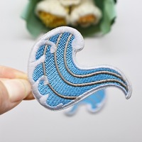 Écusson brodé en tissu de la série bleue irrégulière, étiquette de broderie personnalisée, crochet et boucle au dos, logo de marque pour vêtements