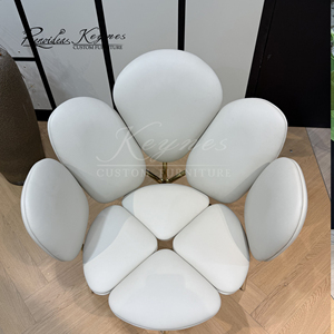 Silla de Comedor de Metal de Lujo con Brazos, Diseño Nórdico Creativo de Keynes, Tapizada en Terciopelo, para Bodas y Banquetes - Product Image 1