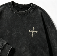 T-shirt à manches longues Kornit DTG avec motif graphique gothique vertical à lettres, logo antique craquelé croisé sur la poitrine, franges attachées et style grunge