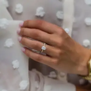 Joyería de lujo 1,5 quilates corte de hielo triturado forma de cojín alargado moissanita 18K anillo de oro amarillo mujeres compromiso anillo de bodas