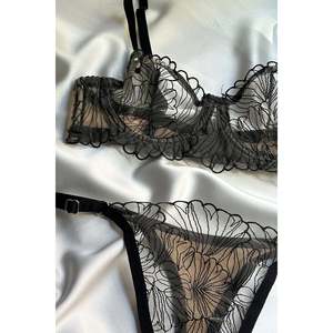 Conjunto de Lencería Sexy con Detalles de Encaje, Sujetador Acolchado sin Varillas de Seda Transpirable, Tanga/Braguita de Bikini, Tallas XL/XXL, Logotipo Bordado - Product Image 1