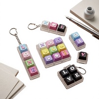 Porte-clés jouet anti-stress mécanique en forme de capuchon de clavier, mini bouton à presser sensoriel, jouet anti-stress avec base LED en plastique PLA pour pendentif de sac