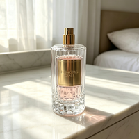 Flacon de parfum élégant en verre strié de 100 ml, fond épais, bouchon en métal doré, couleur personnalisée et étiquette en métal, emballage de luxe à vendre