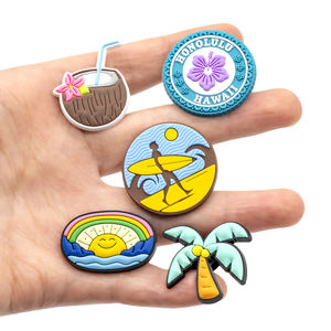 Conjuntos de <span class=keywords><strong>charms</strong></span> para zapatos de coche con hojas de flores coloridas personalizadas serie Hawaiana de PVC MOQ bajo a la moda nueva al por mayor - Product Image 2