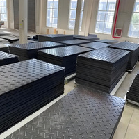 Tapis de construction réutilisables en HDPE 4x8, panneaux routiers temporaires robustes pour camions, machines, gazon, gravier et boue
