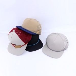 Casquette de golf snapback imperméable à 5 panneaux avec patch en caoutchouc découpé au laser, casquette trucker personnalisée avec couleur au laser et trous percés - Product Image 5