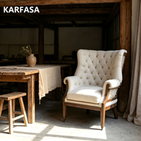 Fauteuil vintage à dossier haut en lin crème capitonné, avec garniture cloutée, structure en bois, pour salon ou lecture