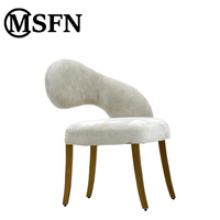 Chaise de salle à manger moderne de luxe européenne à dossier incurvé, revêtement en tissu moelleux, pieds en métal doré, structure en bois, idéale pour hôtel, confortable