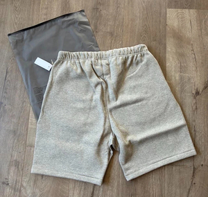 Shorts en coton couleur avoine clair avec patch en caoutchouc pour homme, style streetwear, avec cordon de serrage long, coupe ample et décontractée, essentiel et minimaliste - Product Image 5