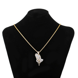 Collana con Ciondolo Gesù in Zirconi Trendy 2022, Charm Croce con <span class=keywords><strong>Mani</strong></span> in Preghiera, Catena in Ottone Bicolore 18K per Matrimoni - Product Image 3