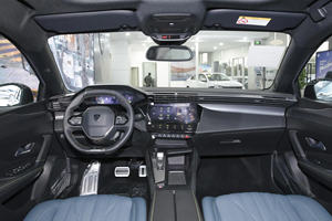 Dongfeng Peugeot 408x Berline Compacte 2025 1.5T Turbo Essence Boîte Automatique 5 Places Intérieur Clair Véhicule à Essence - Product Image 4