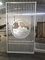 Paravent contemporain en aluminium avec motif floral sculpté pour salle à manger, largeur 70 pouces, finition thermolaquée