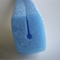 Profil en mousse PE bleue conçu pour la protection des pare-brise et du verre lors du transport