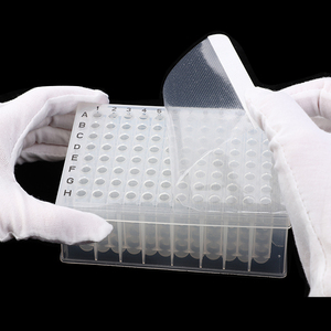 La película de sellado de placa PCR transpirable al por mayor previene la evaporación de la muestra para la detección cuantitativa de PCR fluorescente - Product Image 1