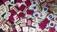 Jeu de tuiles de mahjong en acrylique brillant de luxe, 160 pièces, pliable, écologique, durable, portable, personnages monstres en forme de cœur, rouge rose