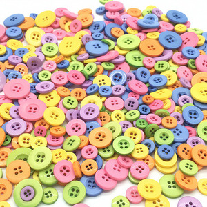 Cheap Wholesale Colorful Transparent Plastic Button Sewing Button 2 or 4-Holes Button for Man