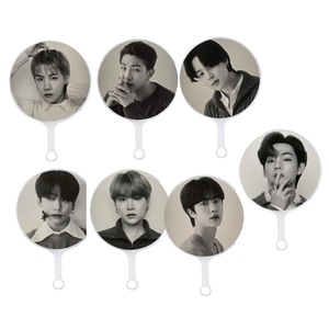 Venta al por mayor: Nuevos abanicos de mano personalizados de plástico OPP coreanos para fans de Kpop 2025, con diseños de <span class=keywords><strong>J</strong></span>-HOPE, Suga y V. - Product Image 1