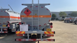 Nuevo Camión Cisterna Dongfeng Duolika para Transporte de Combustible, Tanque de Aleación de Aluminio de 3-5 CBM, Emisión Euro IV, 4x4 Opcional - Product Image 5