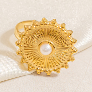 Bague plaquée or en forme de fleur avec incrustation de perles pour femme, bijoux cadeau - Product Image 1