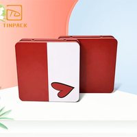 Boîte en métal carrée rouge avec un design romantique en forme de cœur pour la Saint-Valentin, pour chocolats, bonbons et biscuits