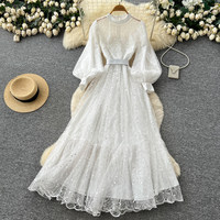 Robe longue élégante pour femme WIWT, en dentelle blanche, coupe trapèze, col montant, manches longues bouffantes, taille haute avec ceinture, idéale pour les fêtes et le quotidien
