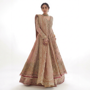 Robe de mariée de bal formelle rose perlée en mousseline illusion, longueur ras du sol, col en V, manches longues, traîne balai/brosse, style traditionnel - Product Image 1