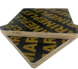 Tablero de chapa de <span class=keywords><strong>melamina</strong></span> de madera contrachapada de alta calidad 4X8 18mm, película negra para dormitorios, villas, decoraciones E0, álamo y abedul - Product Image 1