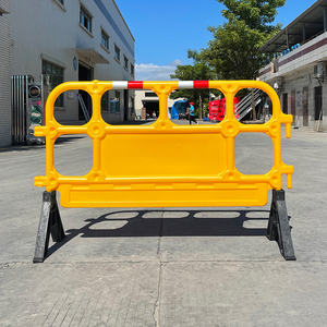 Barrera de Plástico HDPE Moldeada por Soplado 1350A, Barrera de Seguridad de Plástico para Control de Multitudes con Panel Publicitario - Product Image 1