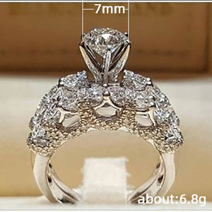 Anello Vintage con Motivo Floreale Traforato e Diamanti per Donne, Gioiello Elegante in Lega di Metallo Prezioso - Product Image 4