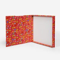 Boîte cadeau de luxe rouge biodégradable avec couvercle magnétique et impression par transfert de géométrie personnalisée pour emballage papier de marque