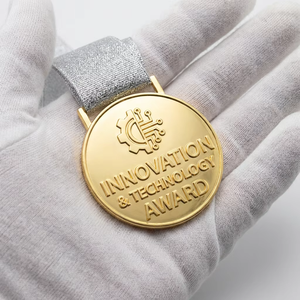 Medalla de <span class=keywords><strong>Primera</strong></span> Lugar Personalizada en Oro para Competiciones de Aviación, con Relieve de Avión y Nube en Cinta Azul, para Premios a Pilotos - Product Image 2