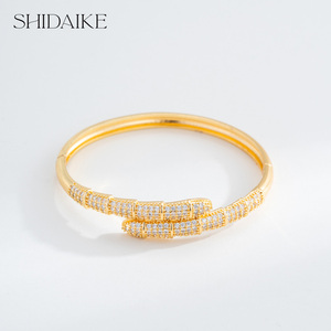 <span class=keywords><strong>Bracelet</strong></span> à breloques de mode pour dames élégantes en laiton zircon plaqué or 18 carats Options personnalisées disponibles-Design serpent Design ouvert en gros - Product Image 1