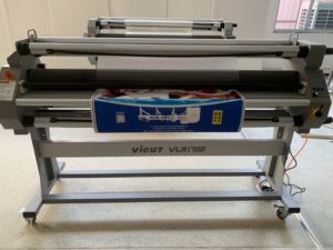 Équipement de revêtement de film en rouleau vertical pneumatique grand format à commande aisée, chariot de laminage large sur roues avec structure intégrée - Product Image 3