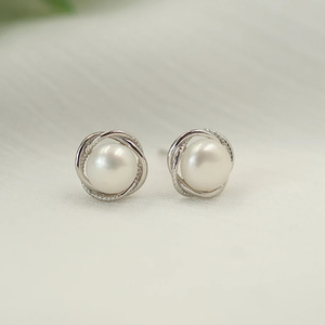 Orecchini floreali con perle finte da donna, stile coreano, minimalista, vintage, alla moda francese, accessorio gioiello. - Product Image 2