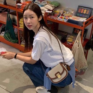 กระเป๋าสะพายข้างทรงอานม้าแบบ Color Blocking พร้อมตัวล็อค สำหรับใช้ในชีวิตประจำวัน กระเป๋าสะพายไหล่ใบเล็กสำหรับผู้หญิง สีน้ำตาลดำ - Product Image 2