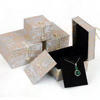 Boîte cadeau en brocart chinois pour bijoux, fermeture à bouton grenouille, intérieur en velours noir, boîte pour bague, bracelet, pendentif en jade, agate