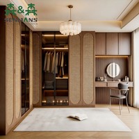 Luxuriöser Moderner Einbauschrank mit Gewölbten Rattanpaneelen Getöntes Glas Kleiderpräsentationsregal und Schminktisch