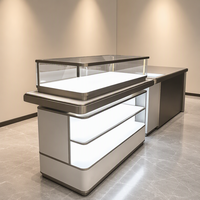 Vitrine d'angle arrondie, verre trempé, métal doré champagne, panneaux blancs brillants, étagères à niveaux rétroéclairées par LED