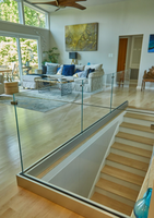 Balustrade en verre sans cadre moderne sur mesure en aluminium en forme de U, verre trempé, montage au sol, éclairage extérieur