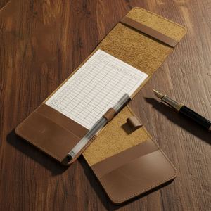 Cartera de Cuero Genuino Grabado Moderno Portátil para Tarjetas de Golf y Libretas de Puntuación, Marca HR, Ideal para Regalo Promocional - Product Image 1