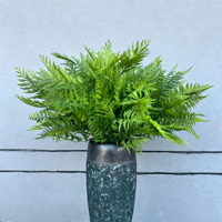 Fougère verte artificielle haut de gamme, tige de 80 cm, ultra-réaliste, pour décoration murale d'hôtel, hall d'accueil, ou comme accent botanique.