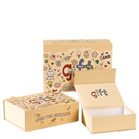 Boîtes cadeaux en carton auto-érectables écologiques à finition mate imprimées sur mesure avec gaufrage et logo personnalisé