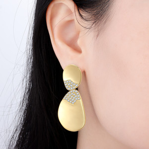 Boucles d'oreilles clous asymétriques minimalistes en cuivre blanc, très tendance, boucles d'oreilles sophistiquées pour femmes. - Product Image 5