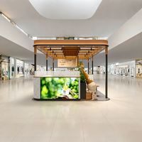 Kiosque de vente en bois chaud et pierre patinée avec éclairage LED, design écologique, proposant des glaces à la pistache