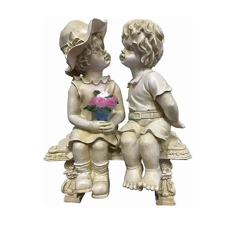 벤치에 소년과 소녀 야외 정원 장식 범람자와 polyresin 커플 입상 키스