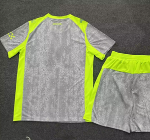 เสื้อฟุตบอลฤดูร้อนน้ำหนักเบาสำหรับผู้ใหญ่ 25/26 คลับ ชุดฝึกซ้อมฟุตบอลแบบกำหนดเองยอดนิยม คุณภาพสูง ผลิตจากโพลีเอสเตอร์ 100% - Product Image 1