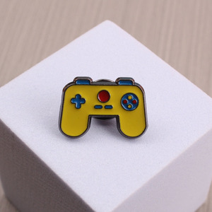 Pin điều khiển chơi game thú vị cho các game thủ, hoàn hảo để thêm một sự rung cảm geeky cho trang phục. - Product Image 2
