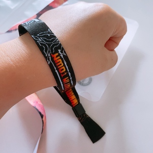 प्रचार इको फ्रेंडली समायोज्य प्लास्टिक क्लिप इवेंट पार्टी ब्रैसलेट कस्टम फेस्टिवल कपड़े बुना हुआ कलाई बैंड कस्टम कलाई बैंड - Product Image 5