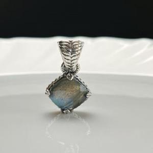 Pendentif en pierre de labradorite naturelle en argent sterling oxydé avec un élégant détail de tressage en forme de panier de style art déco - Product Image 1