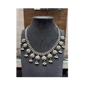 สร้อยคอเงินดีไซน์ทันสมัยสำหรับผู้หญิง ประดับด้วยองค์ประกอบแฟชั่นที่ทันสมัย เสริมความสง่างามให้กับชุดประจำวัน เหมาะสำหรับงานแต่งงานแบบอินเดียและศาสนาฮินดู - Product Image 1